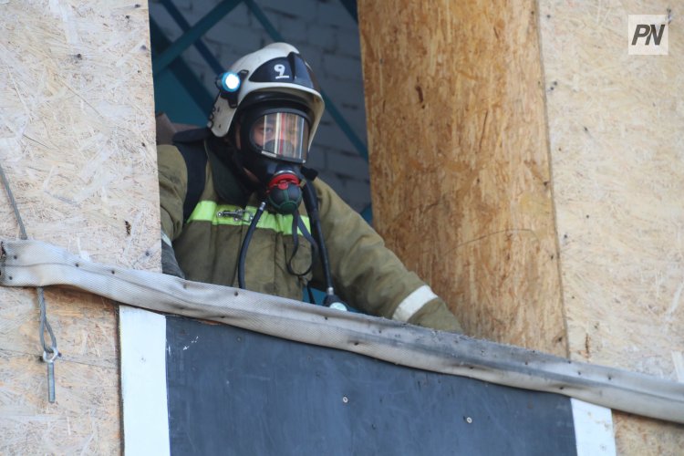 В Павлодаре спасли шесть человек при пожаре в пятиэтажке