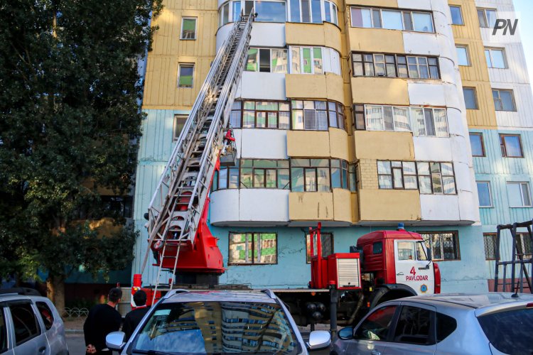 Павлодарда көпқабатты үйдің екі пәтерін қара түтін басты