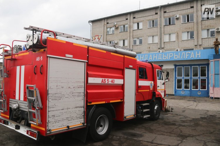 В павлодарской многоэтажке загорелся мусор