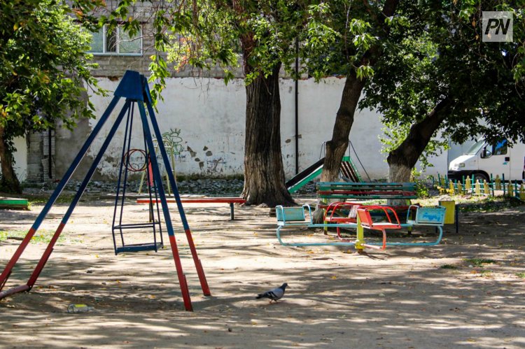 Екібастұзда әйел ойын алаңында кішкентай баланың басынан ұрған
