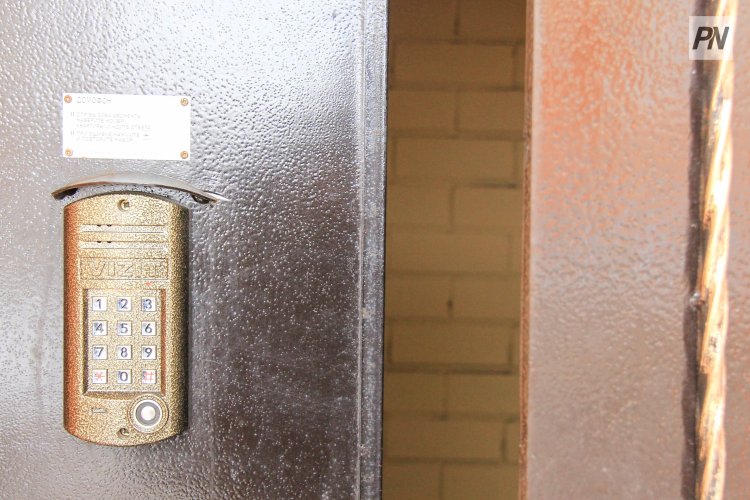 Бейтаныс адам күшпен ұстаған: Оқушыны құтқарған павлодарлық курьер марапатталды