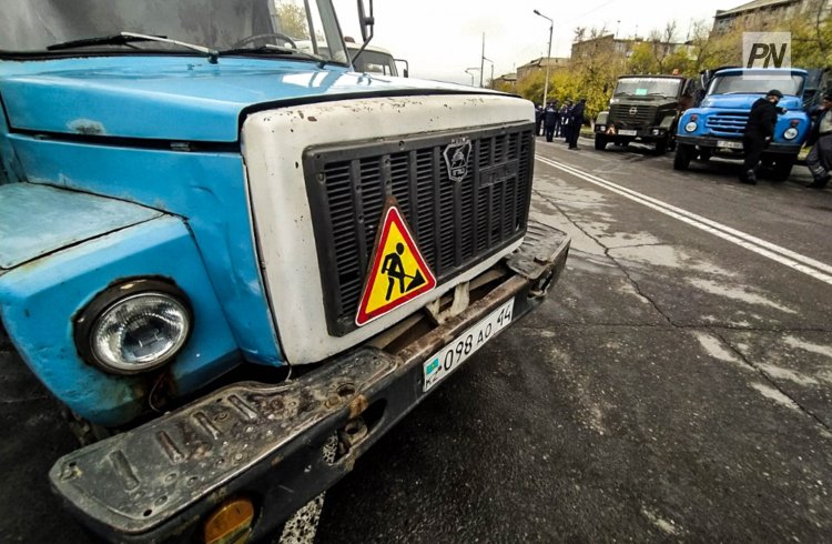 В Павлодаре устраняют повреждение на водопроводе