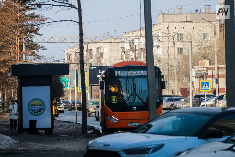 Павлодарда автобус пен жеңіл көлік соқтығысты