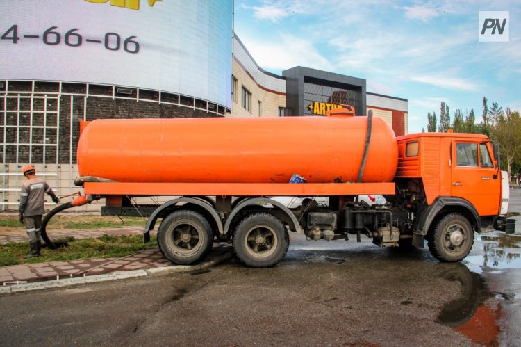 В Павлодаре водителя ассенизаторской машины наказали за слив нечистот