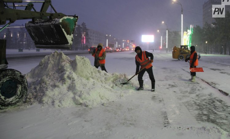 В Павлодаре продолжили борьбу со снежной стихией