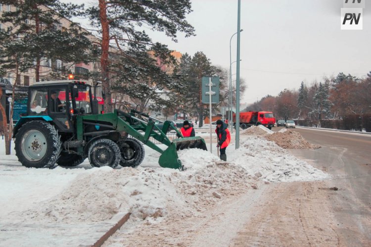 В сёлах Павлодарского района продолжили борьбу со снежной стихией