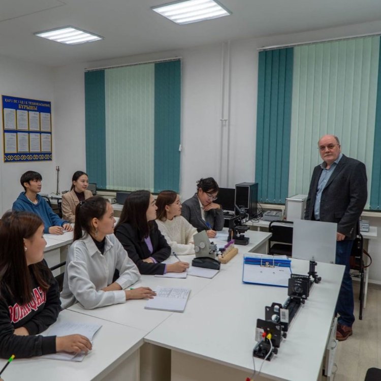 Павлодарлық университетте неміс ғалымы физикадан ағылшынша дәріс береді