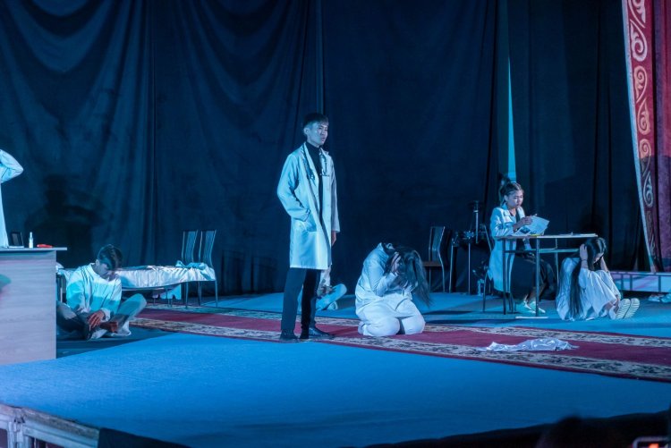 Историю пережившей насилие девушки рассказали на сцене Павлодара