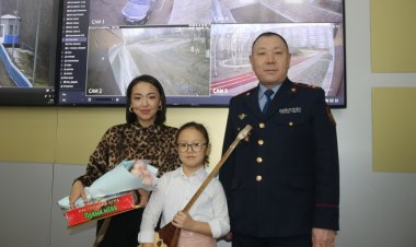 Павлодарские полицейские наградили школьницу за письмо водителю