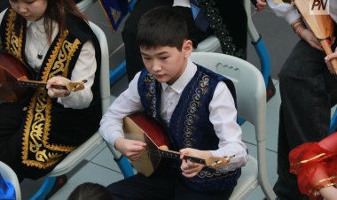 Павлодарлық оқушылар бір мезетте домбырада күй орындайды