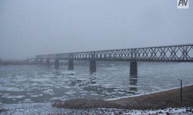 Ертіс өзені арқылы өтетін автомобиль көпірінің арасы аяздан сәл алшақтап кетті