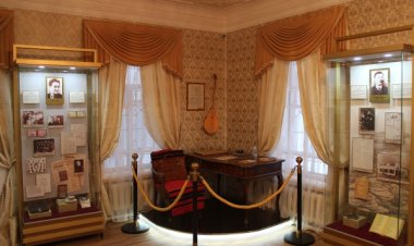 Павлодарда Әуезовтің  көркем жазу дәптері  көрсетіледі