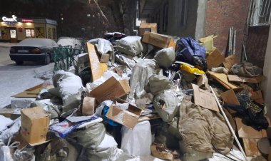 Павлодарда полицейлер пәтердегі үйілген қоқысты КамАЗ-бен шығарды