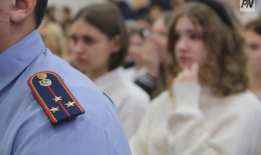 Щербактинские школьники примерили полицейскую экипировку
