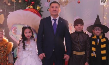 Павлодарда облыс әкімінің атынан балаларға жаңа жылдық сыйлықтар табыс етілді