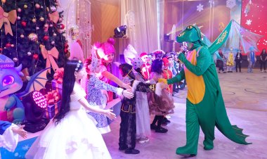 Паук и Дракон поздравили школьников Павлодара с Новым годом