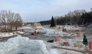 Павлодарда мұз қалашығын қалпына келтіре бастады