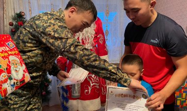 Павлодарда әскерилер  балаларға сыйлық таратты