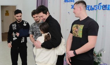 Хоккеисты «Иртыша» подарили детям хоккей в миниатюре