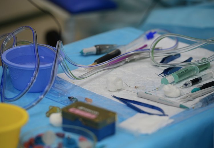 Күрделі ота: Павлодарлық хирургтар екі тұрғынның көз жанарын қайтарды