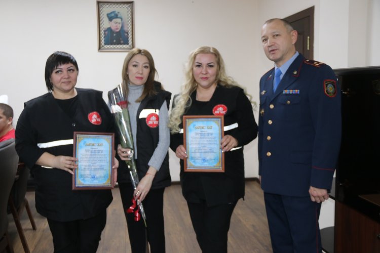 Павлодарские полицейские наградили волонтеров