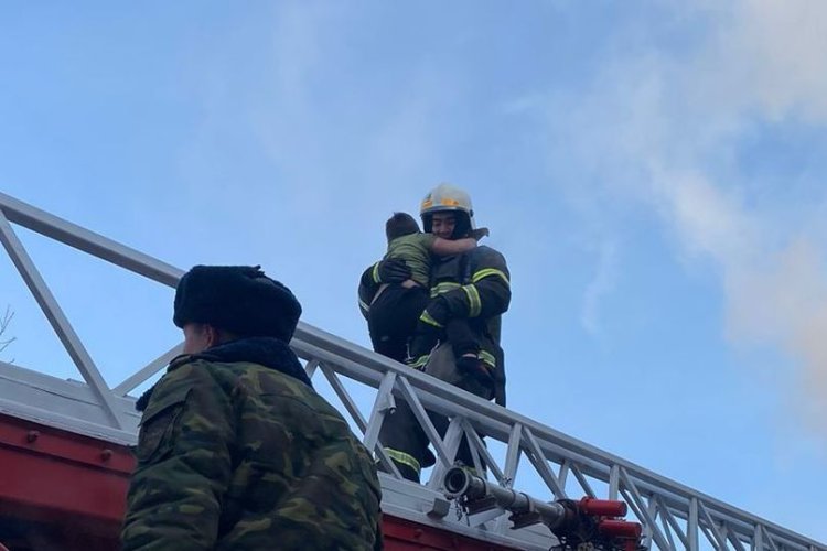 В Павлодаре из горящей квартиры вынесли ребенка