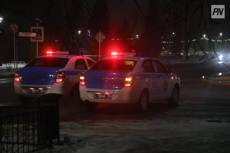 Павлодарлық полицейлер жолда бұзылып қалған көліктің жолаушыларына көмек етті