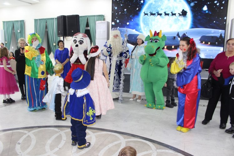 Барби, Дракон и Санта: ёлку для особых детей провели в Павлодаре