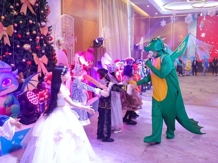 Паук и Дракон поздравили школьников Павлодара с Новым годом