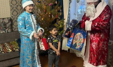 Новогодние подарки вручили детям полицейские Аккулы