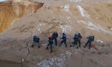 Автобус упал в провал: появились фото с Майкаинского рудника