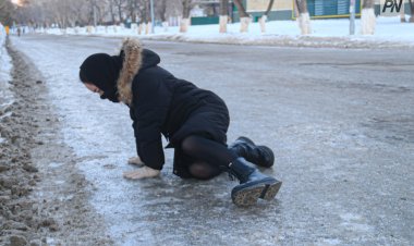 Павлодарда бес адам көктайғақта құлап, жарақаттанды