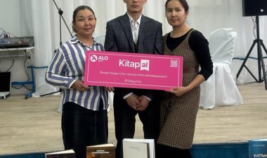 Баянауылда түлектер мектепке кітаптар сыйға тартты