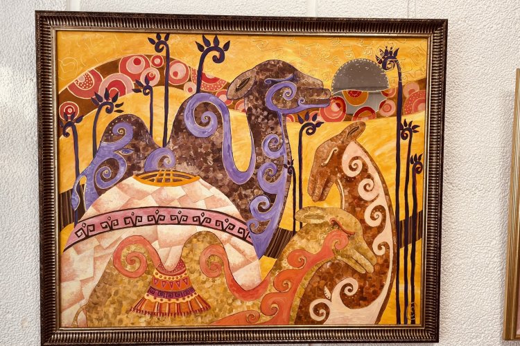 Жалаңаш, қисық жетілген әйелдер фотосуреттерде өздерінің сүйкімділігін көрсетеді