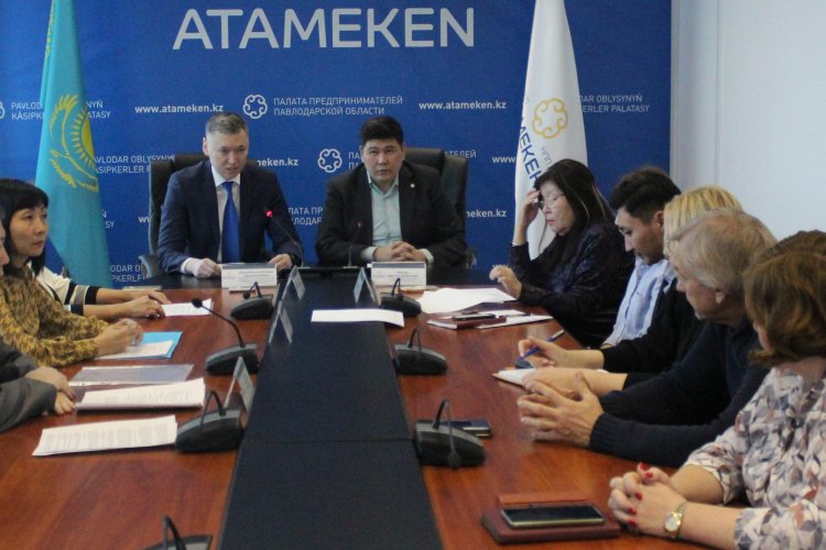 Порно жопадан кейін сорылады Жалаңаш ауыр атлеттер