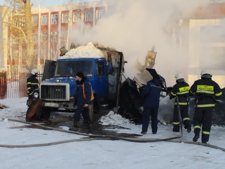 В Павлодаре загорелся грузовик коммунальной службы