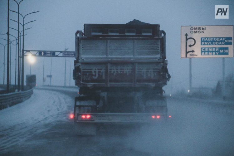 Павлодарлық жолшылар шетелдік жүргізушіні тығырықтан шығарды