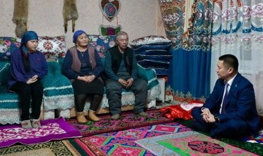 Асайын Байханов Майқайың кенішінде қаза болған құтқарушылардың отбасыларына барды