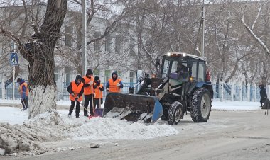 Павлодарда екі жүзден астам адам күшейтілген режимде қар тазалауда