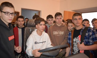 Школьников пригласил на экскурсию щербактинский колледж