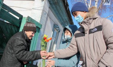 Жүректен-жүрекке: Павлодарлық еріктілер көшеде әйелдер қауымына  ашықхаттар сыйлады