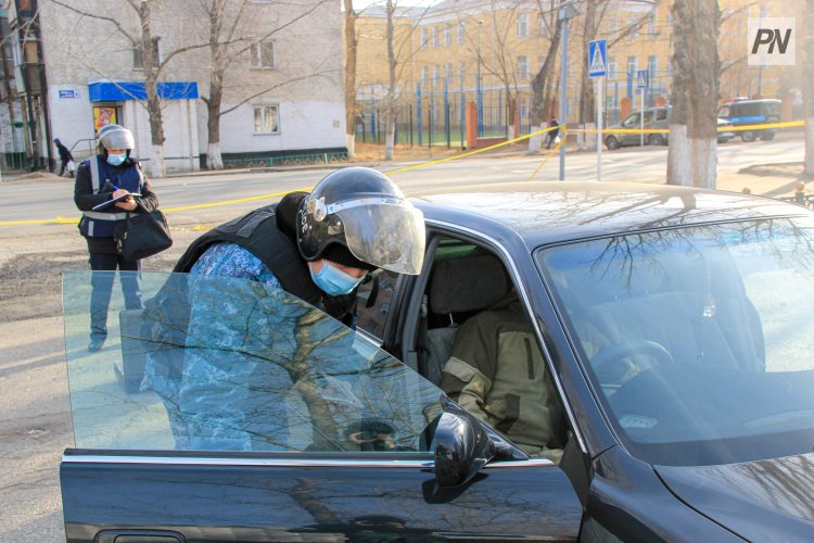 Қарумен қорқытқан: Павлодар облысының автожолында бопсалаушылар ұсталды