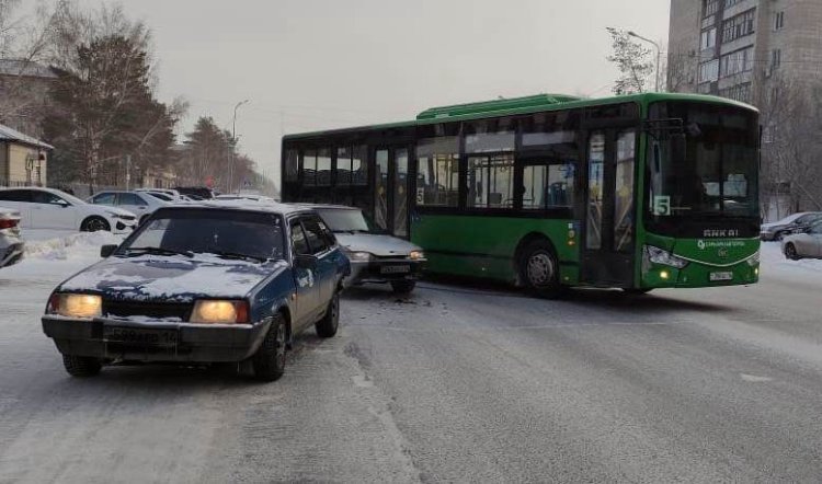 В Павлодаре пассажирский автобус столкнулся с ВАЗом