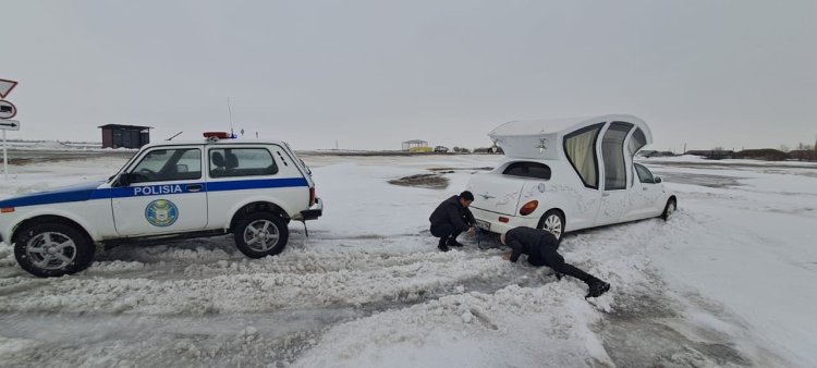 Қардың құрсауында: Павлодар ауданында полицейлер нәрестенің үсіп қалуына жол бермеді