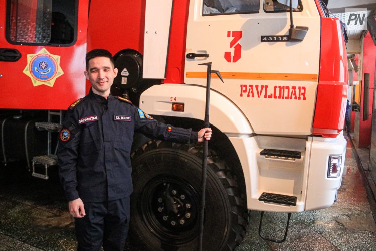 Пожарный блогер из России подарил павлодарскому огнеборцу «чудо-оружие»