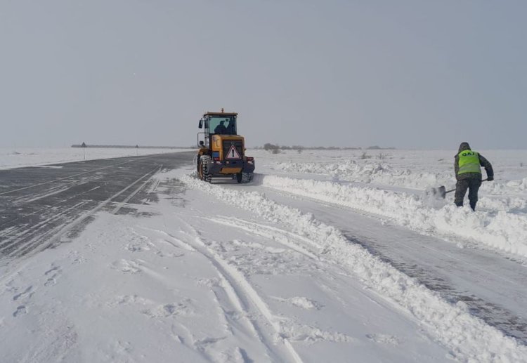 Снежный накат выявили на десятках километров павлодарских дорог
