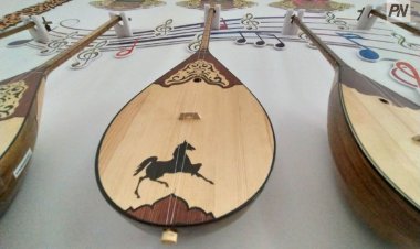 Павлодарда сарбаздар автобуста домбырамен күй тартты