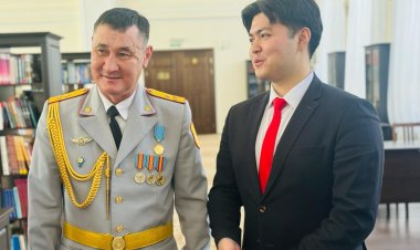 Павлодарские студенты поблагодарили полицейских за спасение