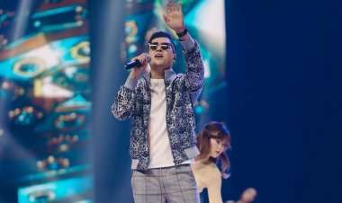 Жительницы Аксу получили песенную открытку от казахстанской звезды