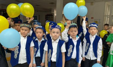 Павлодарлық мектепте 150-ден астам оқушы ұлттық киімде сән көрсетіліміне шықты